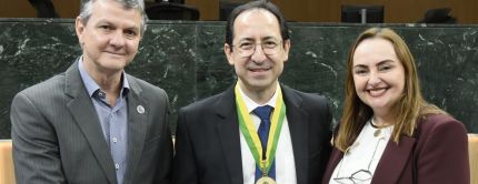 Gestor governamental e presidente da Goi�sFomento, Rivael Aguiar Pereira recebe Medalha do M�rito Legislativo